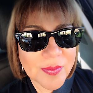 Meet your Posher, Dora luz uribe-santiago